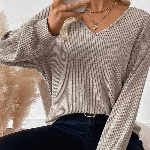Sweaters - Bow Back V-Neck Ribbed Sweater - Gray